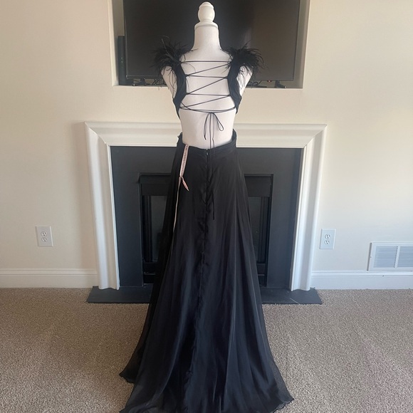 MAC DUGGAL Black Plunge Ostrich Feather Gown - Picture 7 of 8